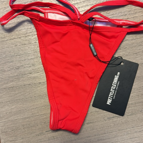 Pretty little thing Red cleavage wire bikini top - Picture 7 of 9